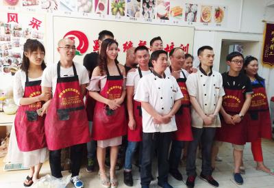 成都小郡肝串串火锅哪里可以学习正宗底料？短期串串火锅底料培训