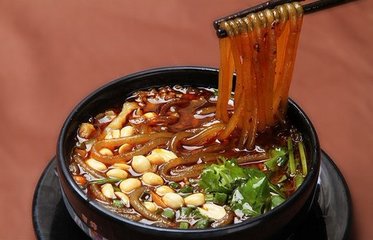成都小吃肥肠粉搭配“锅盔”，一个锅盔3两肉！