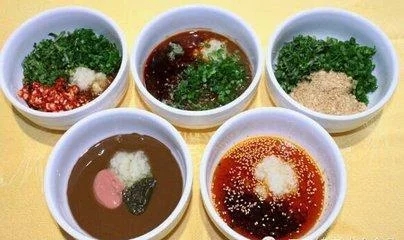 火锅味道怎样，汤底和蘸料各占一半的因素，这些蘸料你都吃过？