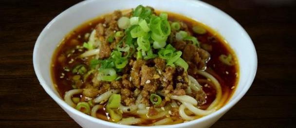 成都美食小吃担担面，卤汁酥香，咸鲜微辣