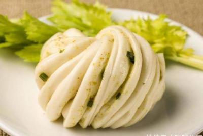 面食如此做才简单，不发面、不用煮，比馒头好吃，比花卷有嚼劲