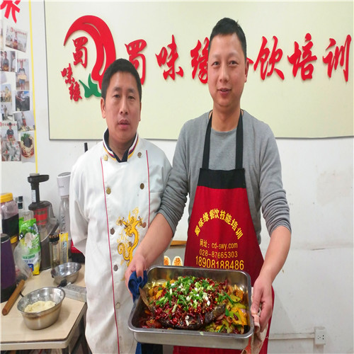 学员做烤鱼